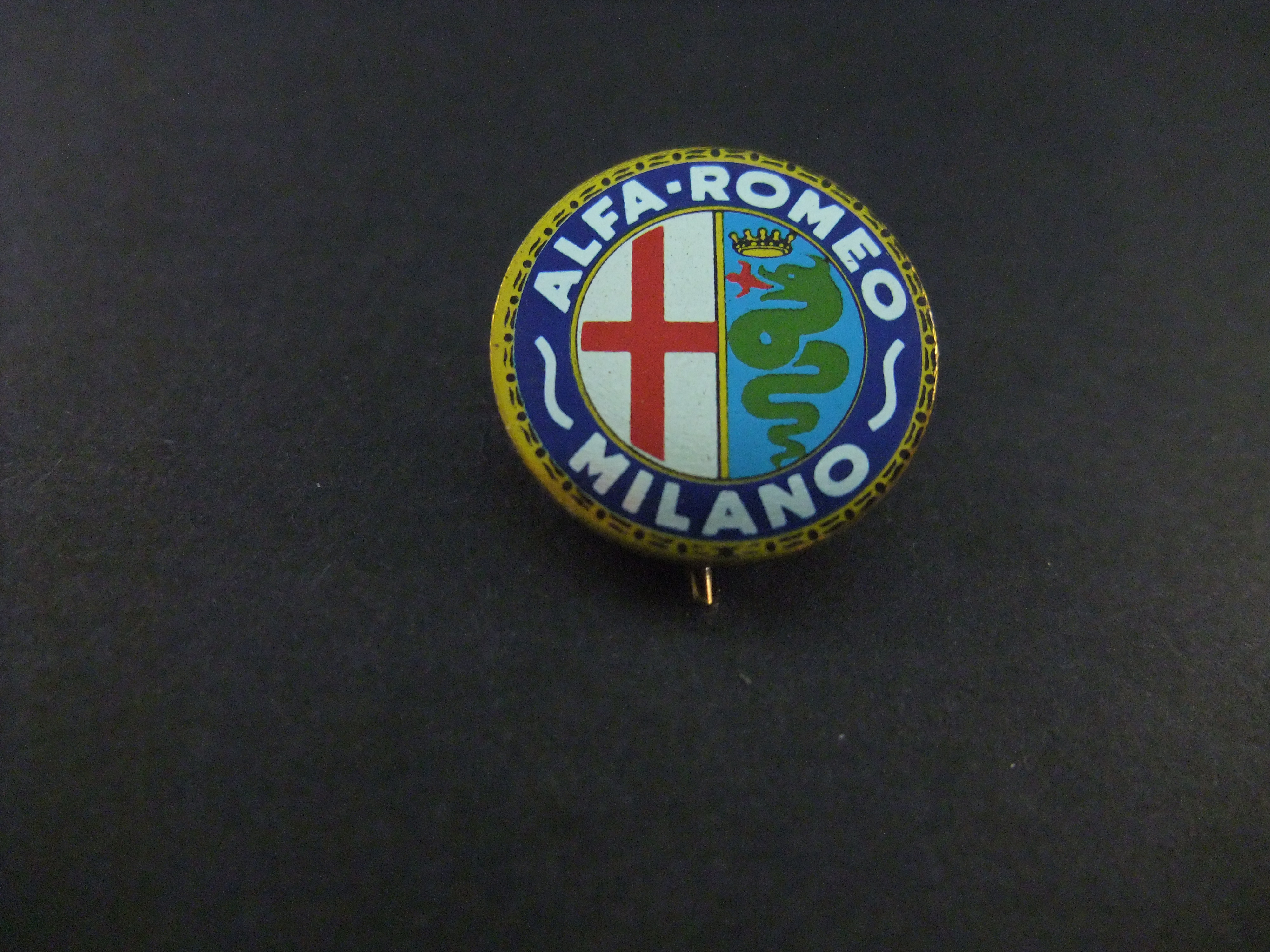 Alfa-Romeo Milano Italiaanse autofabrikant logo goudkleurige rand